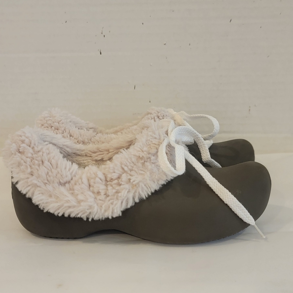 CHILDREN'S‎ BROWN GRETEL CROCS (sz 12/13)